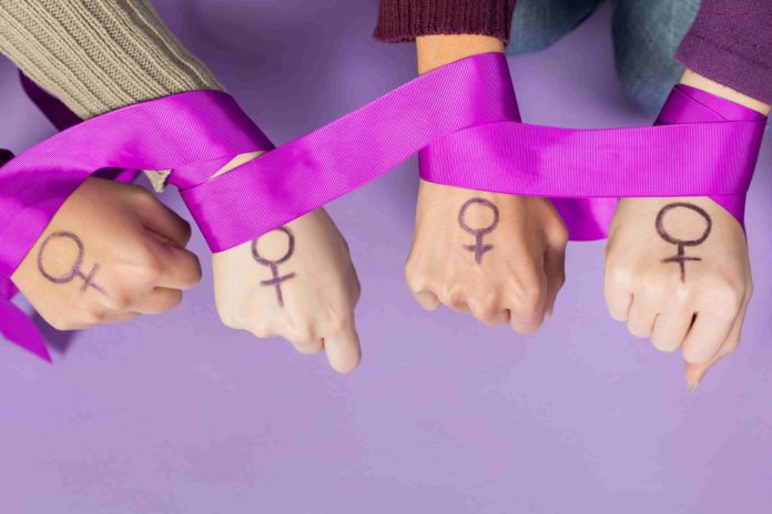 primer plano manos mujeres simbolo feminismo 1 scaled