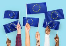 manos agitando banderas union europea 1