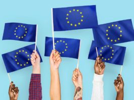 manos agitando banderas union europea 1